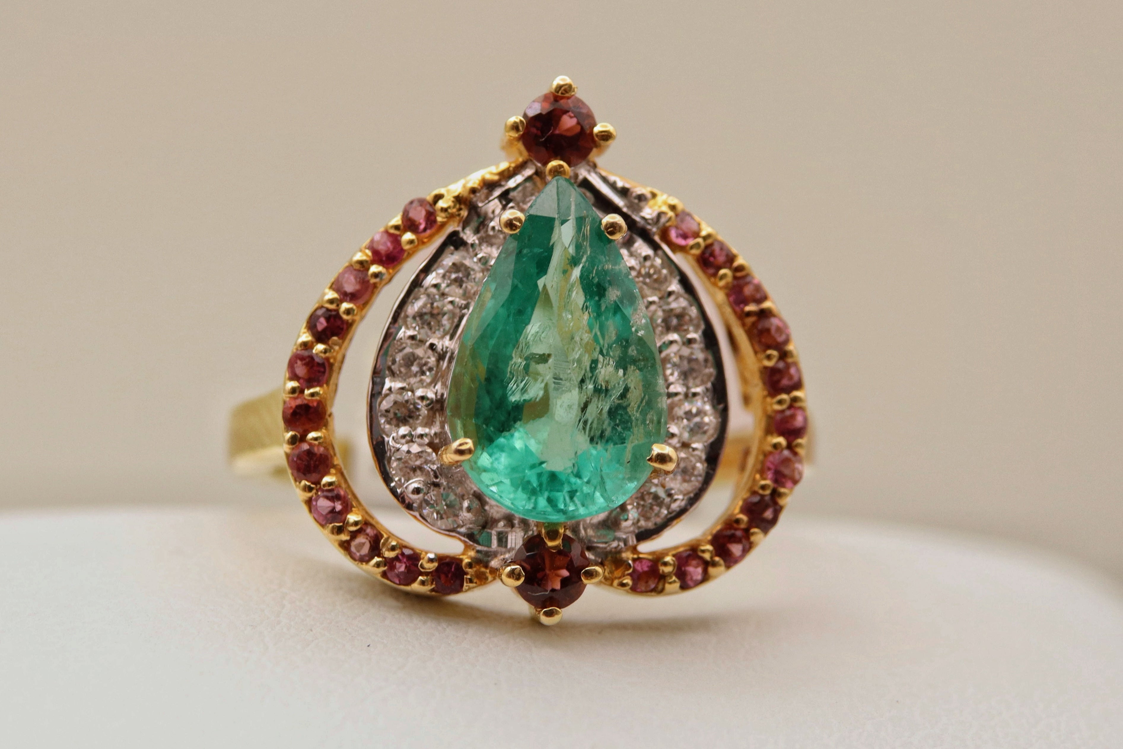 18K Gold Pear-Shaped Emerald Ring with Diamond and Pink Stone Accents