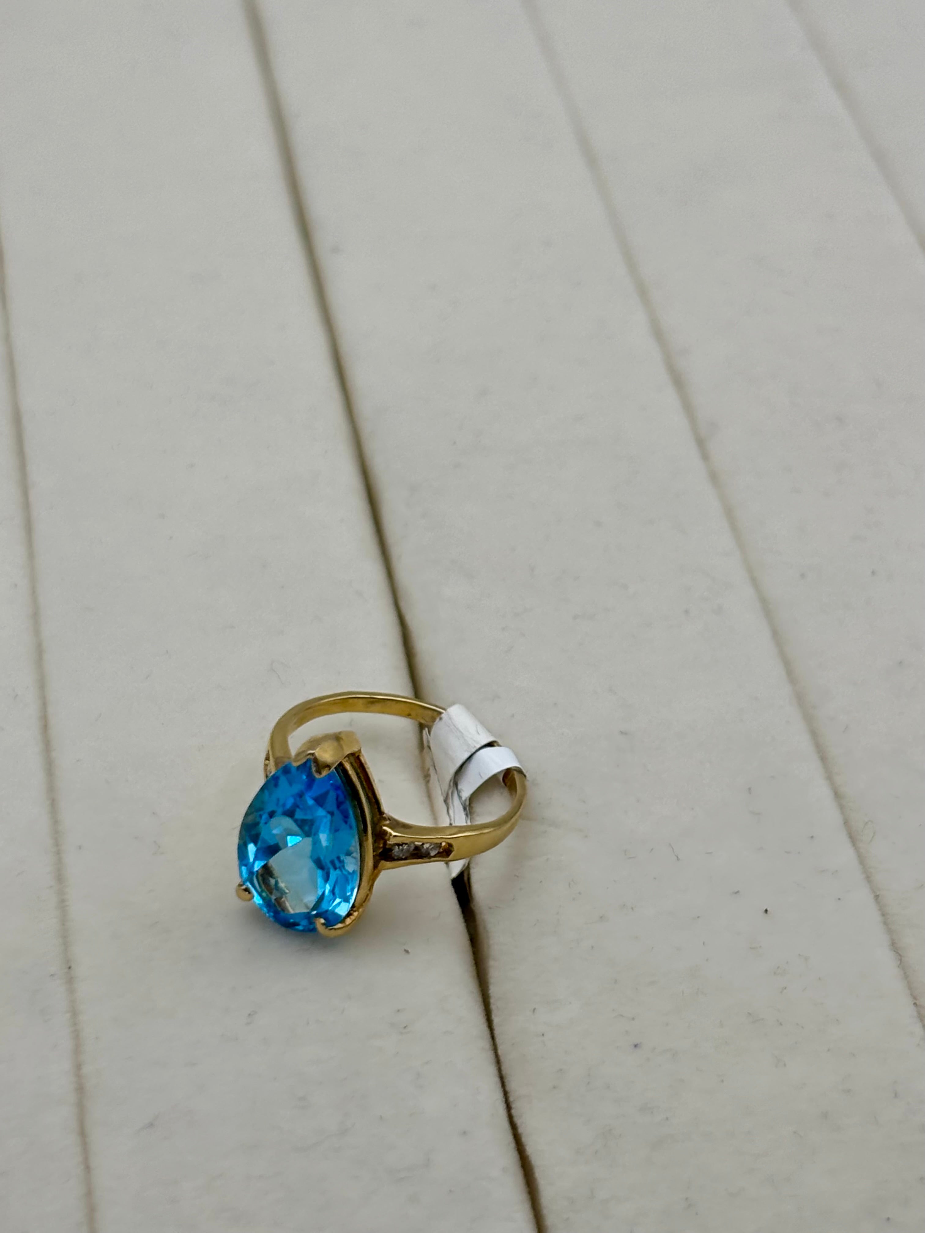 14K Yellow Gold Topaz Side Stone Ring