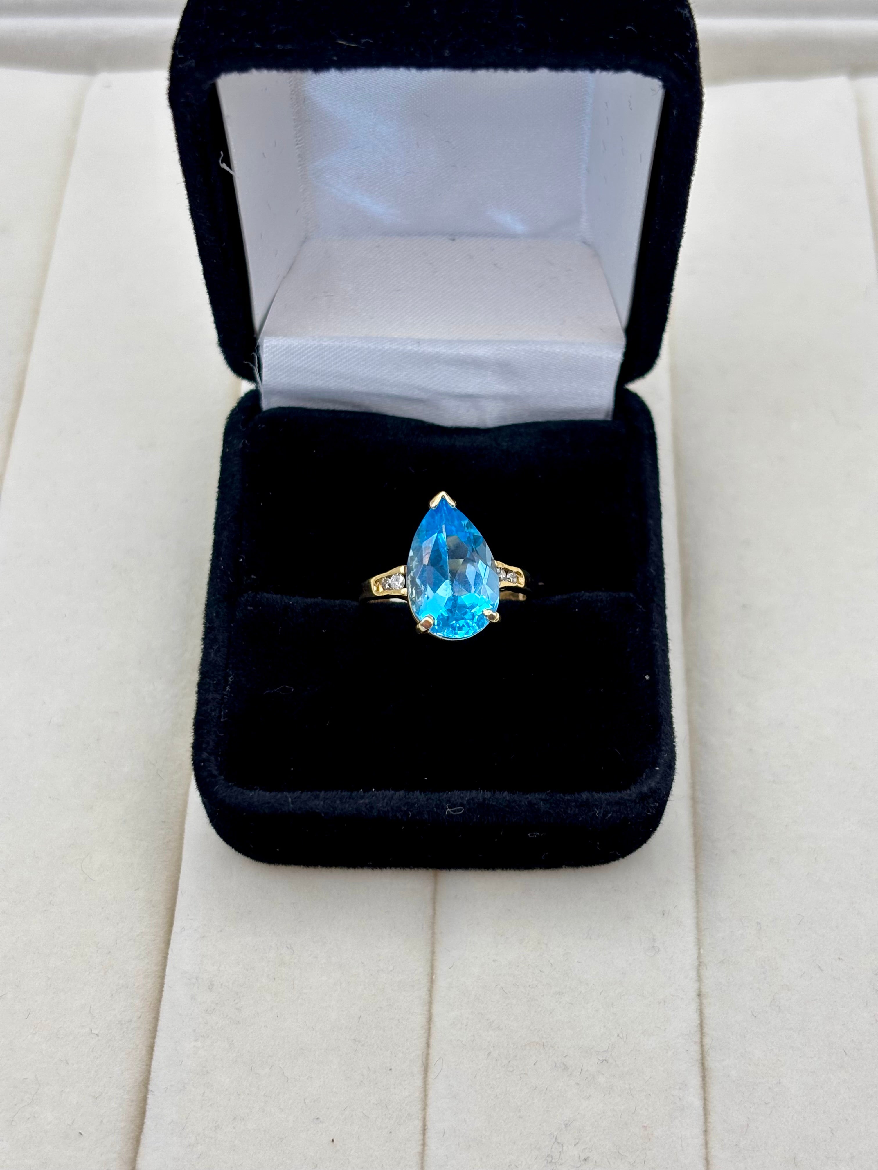 14K Yellow Gold Topaz Side Stone Ring