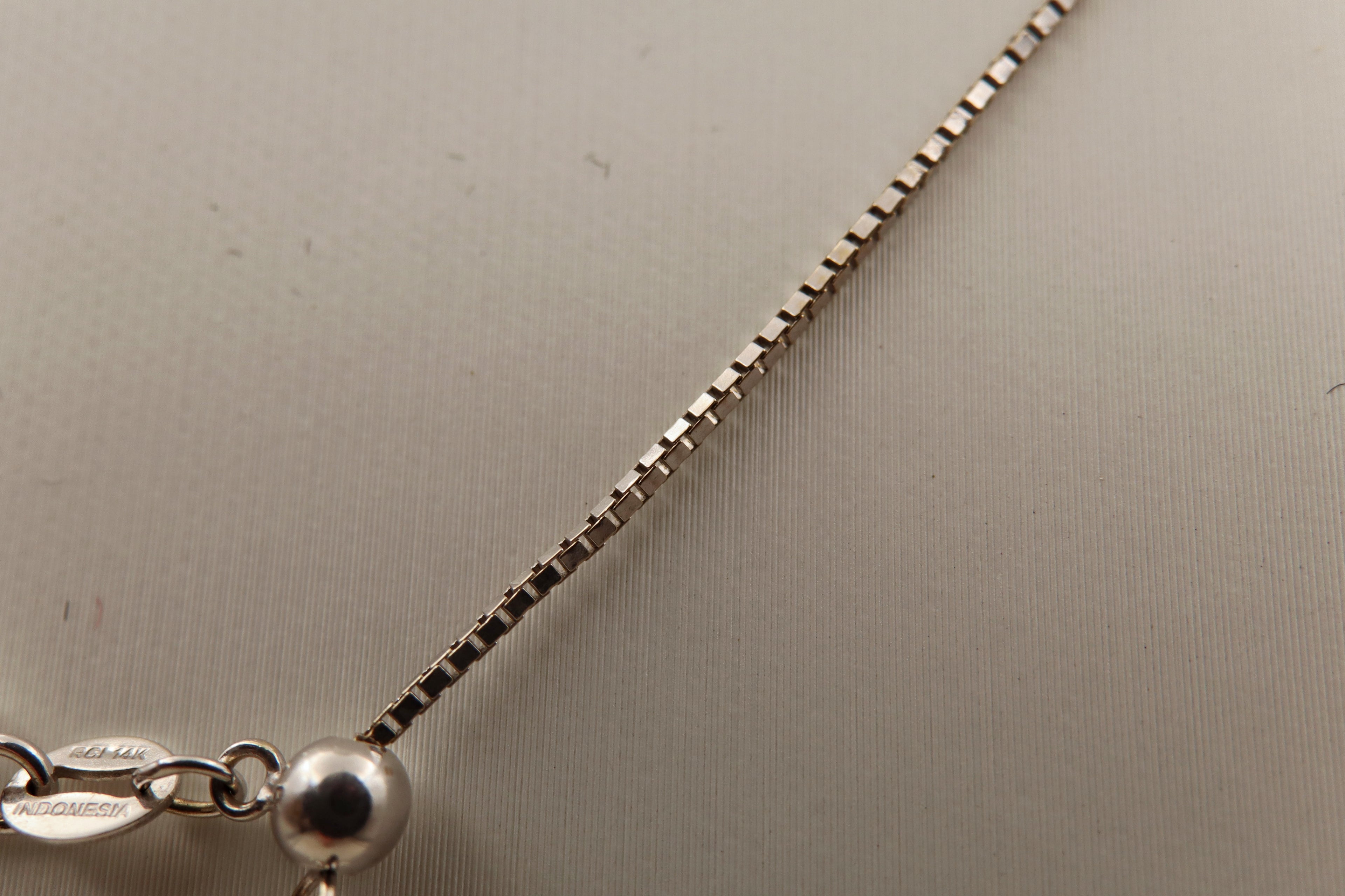14k White Gold Diamond Circle Pendant