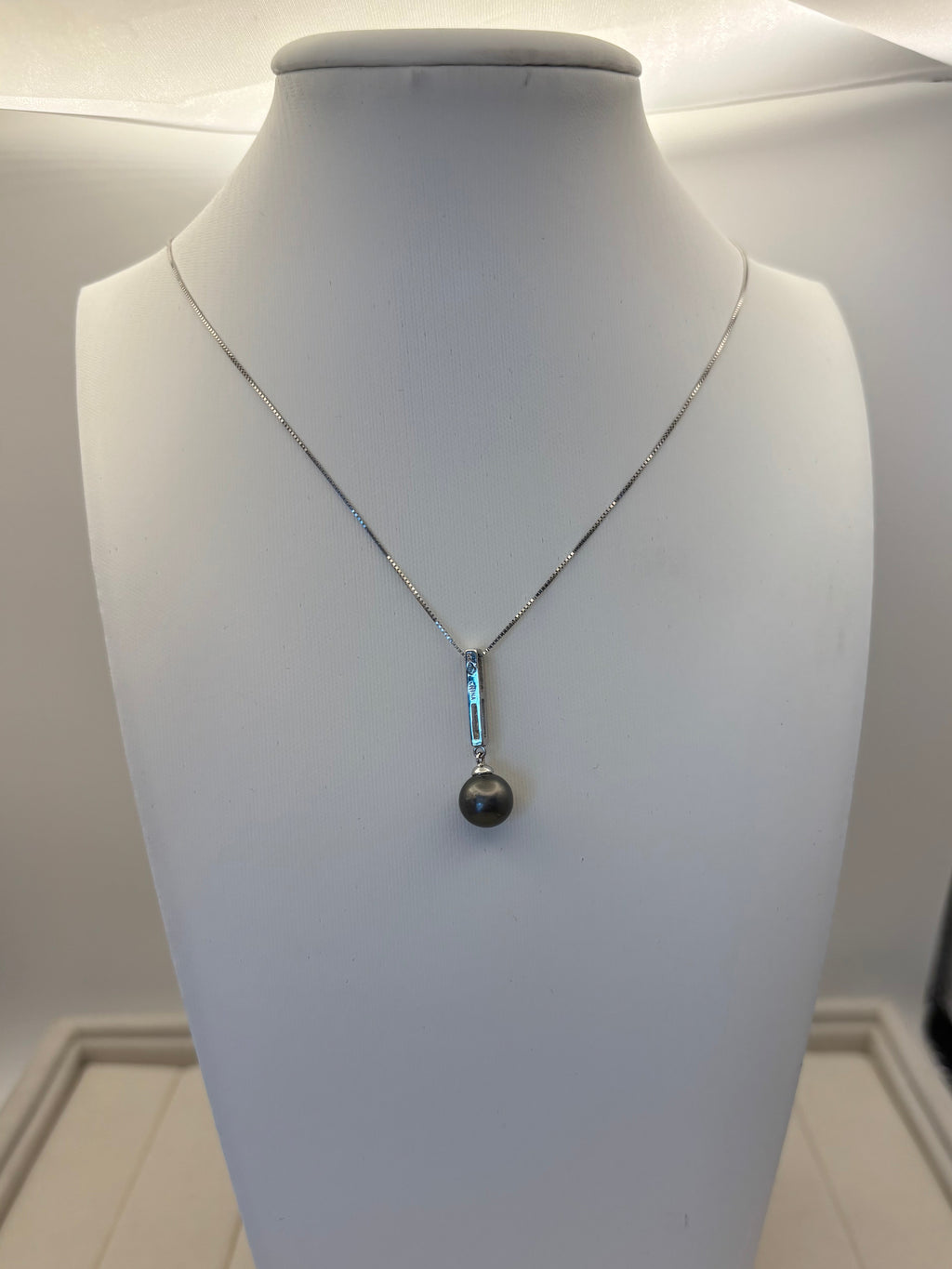 14K White Gold Black Pearl Diamond Pendant Necklace