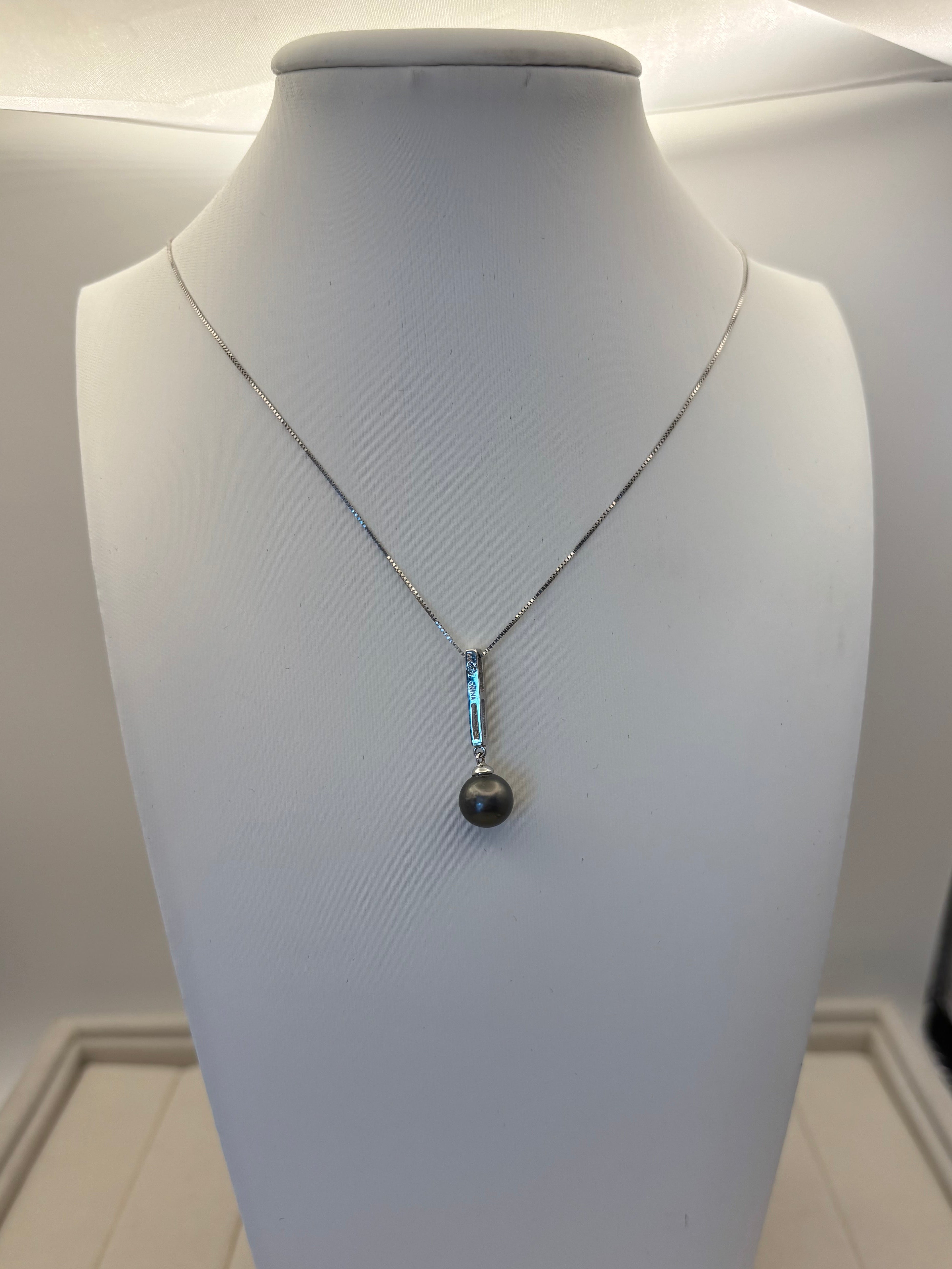 14K White Gold Black Pearl Diamond Pendant Necklace
