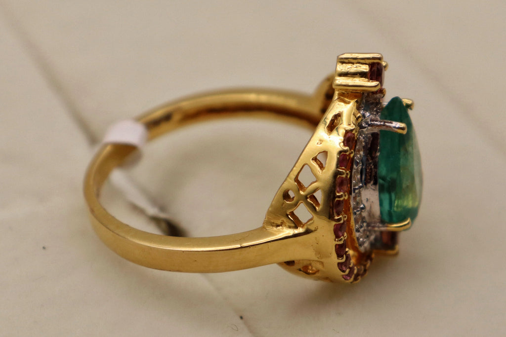 18K Gold Pear-Shaped Emerald Ring with Diamond and Pink Stone Accents