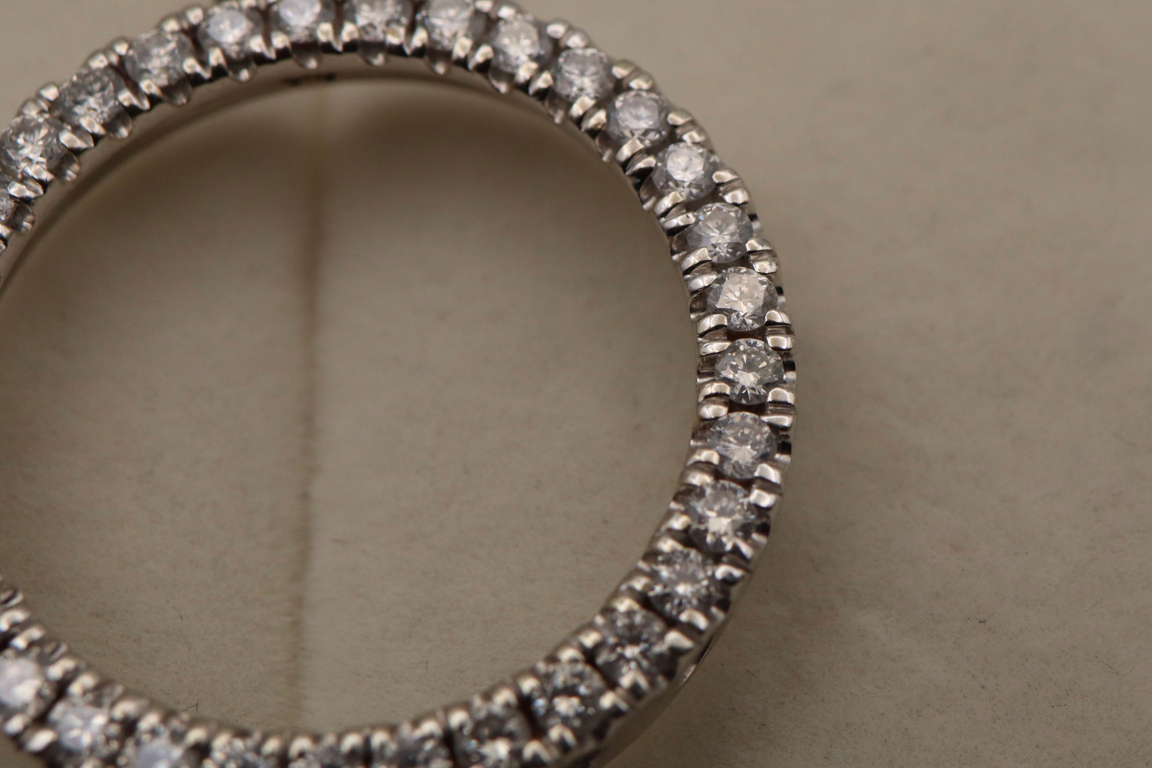 14k White Gold Diamond Circle Pendant