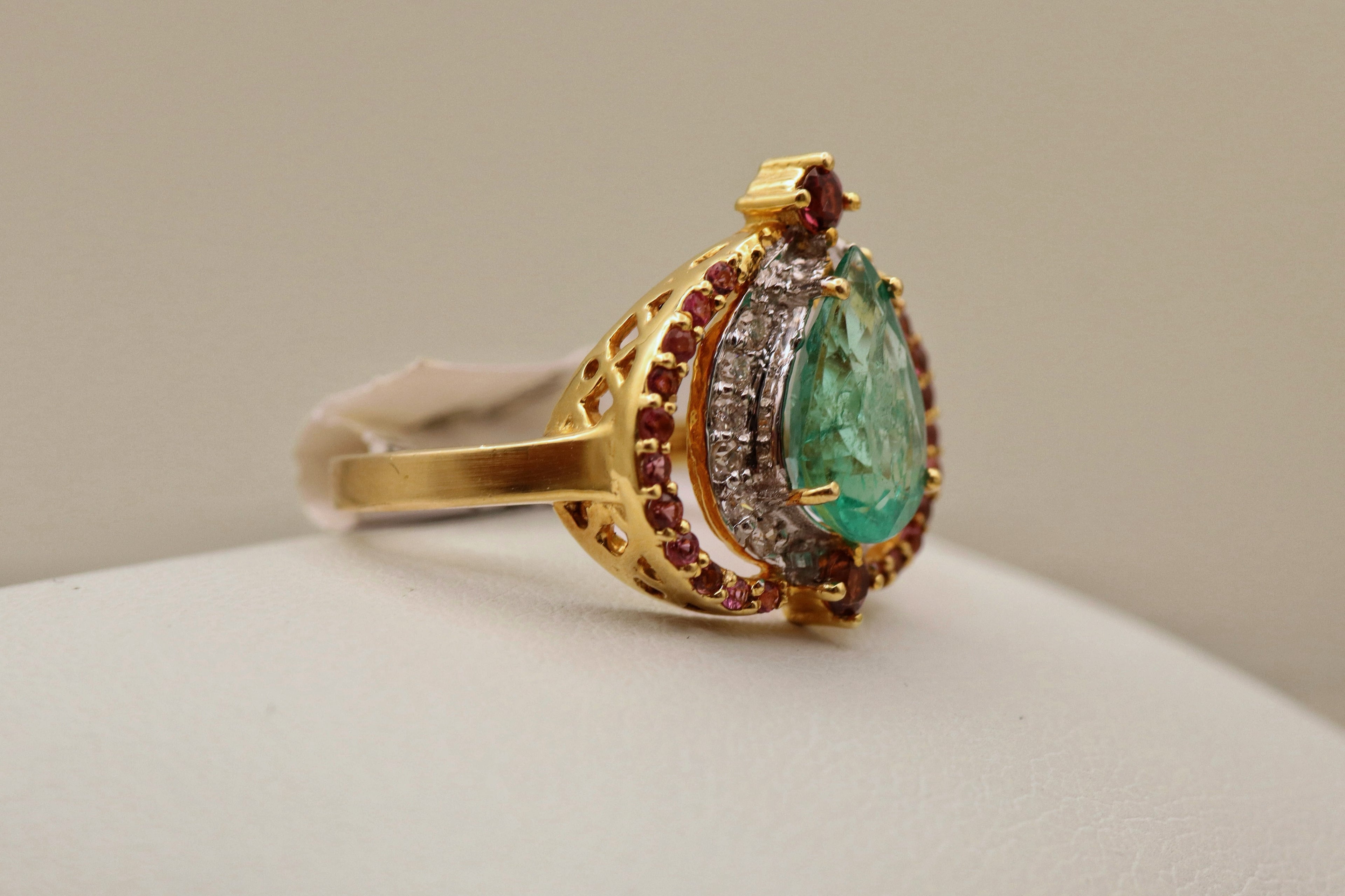 18K Gold Pear-Shaped Emerald Ring with Diamond and Pink Stone Accents