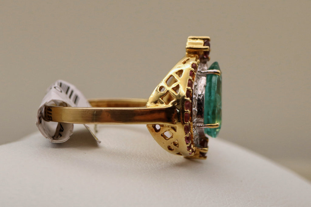 18K Gold Pear-Shaped Emerald Ring with Diamond and Pink Stone Accents