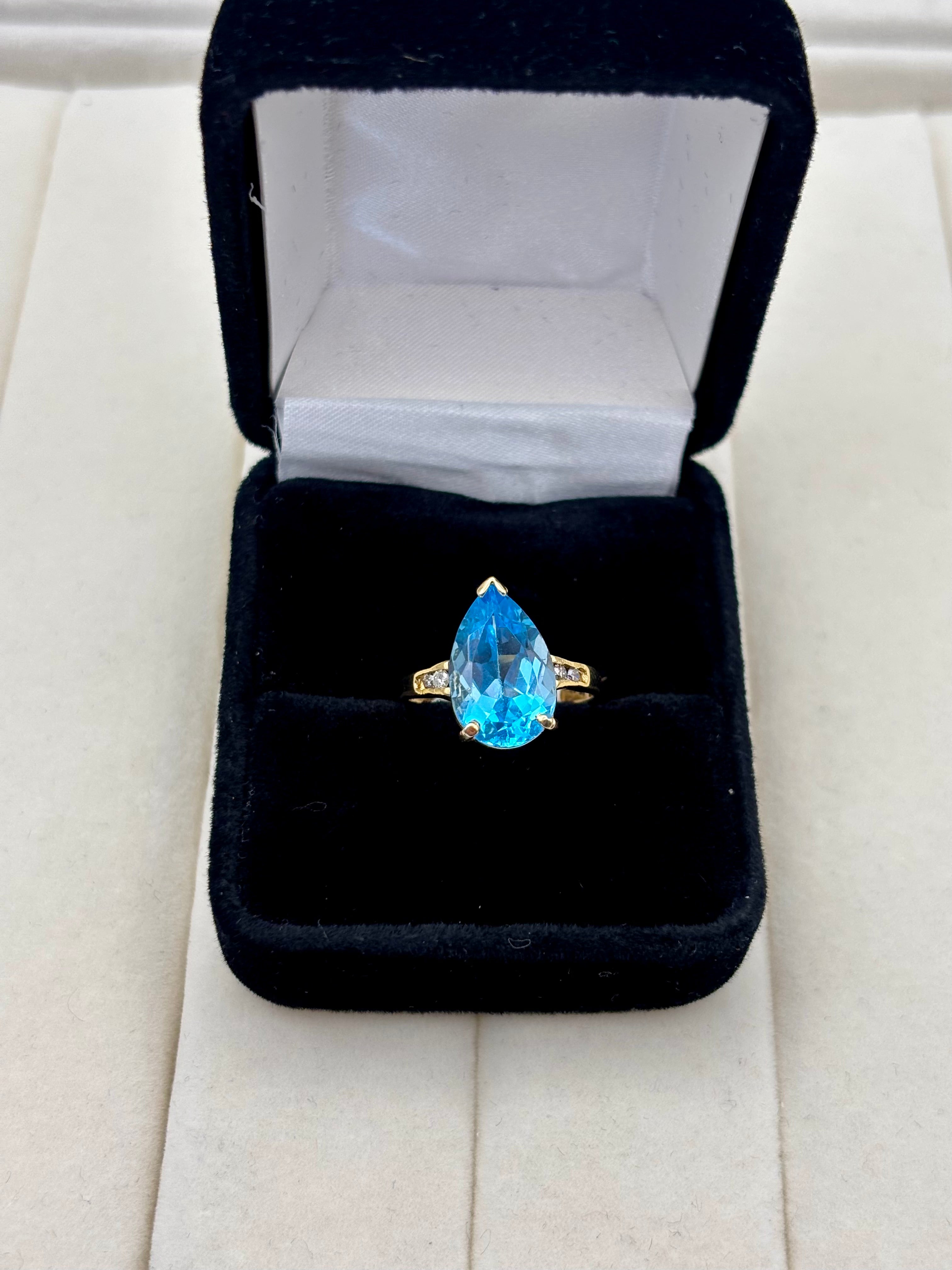 14K Yellow Gold Topaz Side Stone Ring