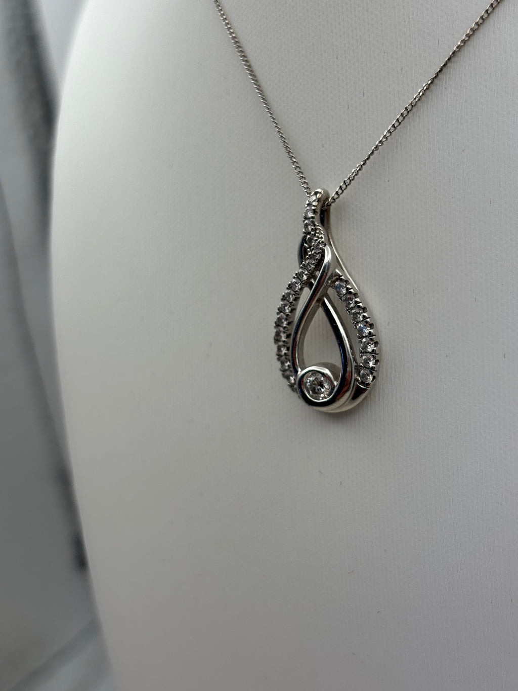 10K White Gold Diamond Teardrop Pendant Necklace