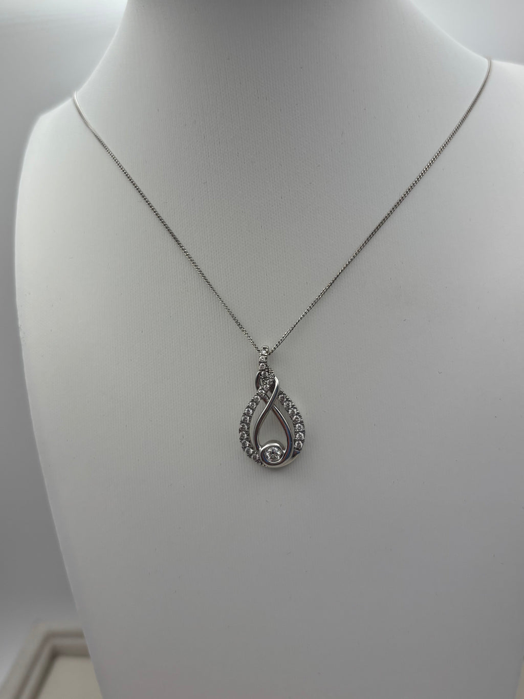 10K White Gold Diamond Teardrop Pendant Necklace